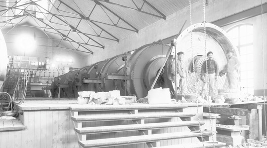 Historical photo of factory workers in Norway production plant